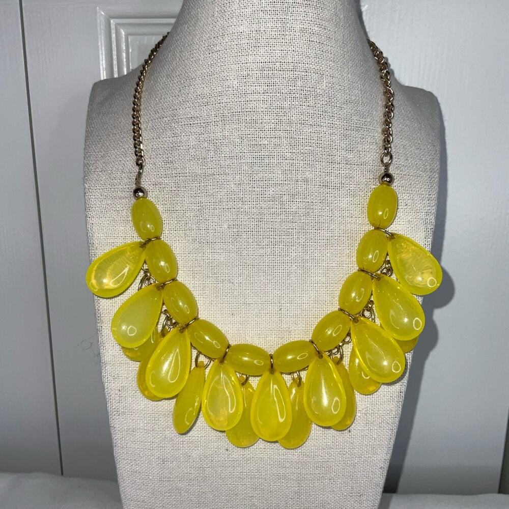 BRIGHT YELLOW OVAL BEADED SILVER TONE NECKLACE 10.5”